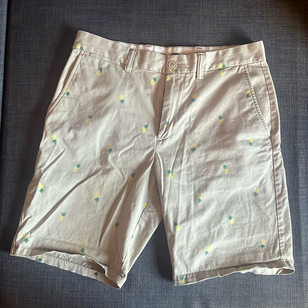 Cargo shorts with pineapples